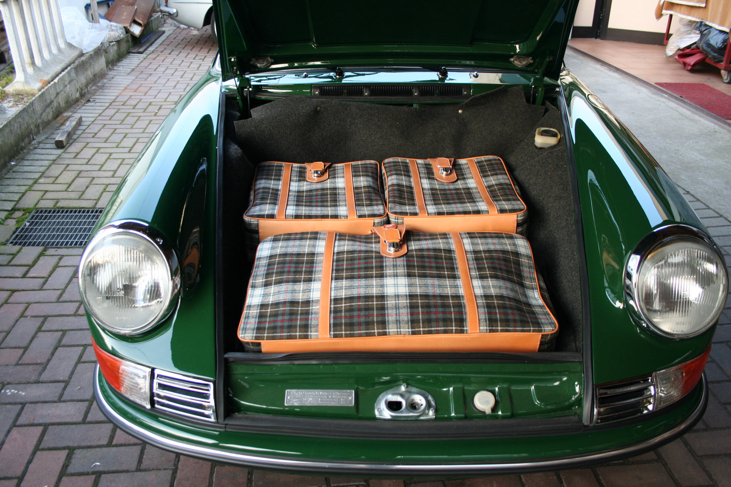 Custom fit luggage in Manufacture's Material and Leather